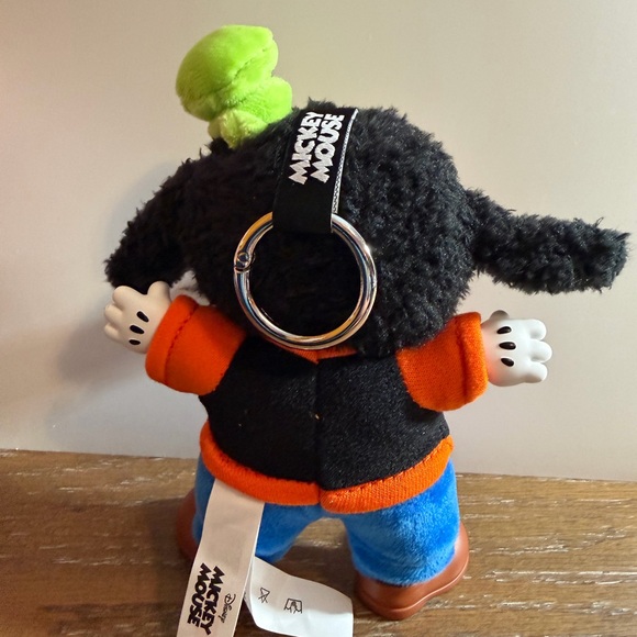 Pop Mart Disney - Goofy Plush Keychain - Picture 4 of 9